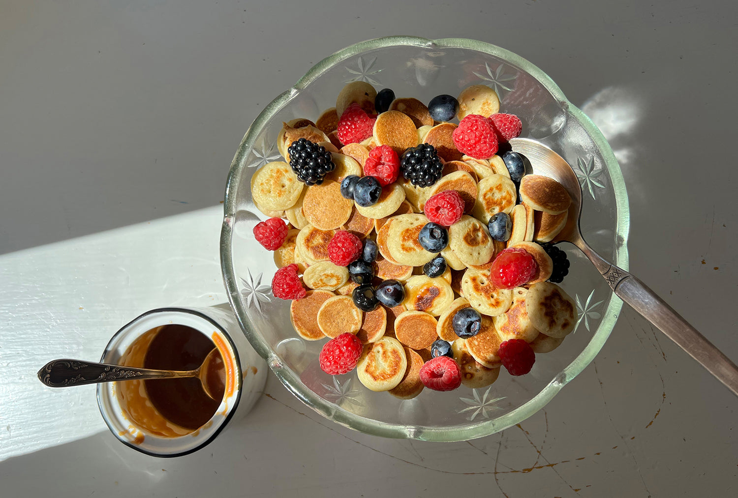 Pancake Cereals mit Beeren und caramel salé