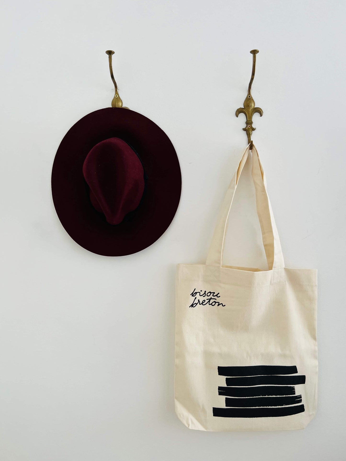 organic cotton bag featuring bisou breton logo, hat